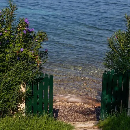 Beachfront Romantica Place First Floor * Agia Pelagia Chlomou