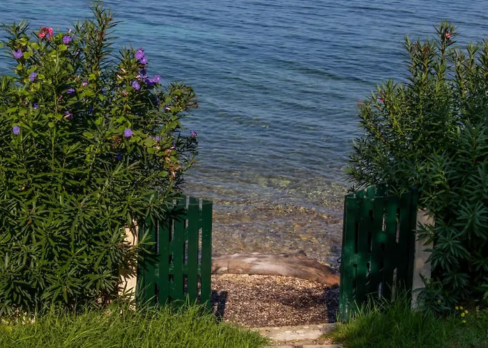 Beachfront Romantica Place First Floor * Αγία Πελαγία Χλωμού